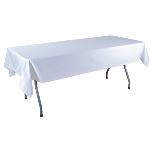 Прямоугольный стол с белой скатертью